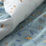 GULDVÄVARE Funda plumón y funda almohada cuna, azul/blanco flores, 110x125/35x55 cm