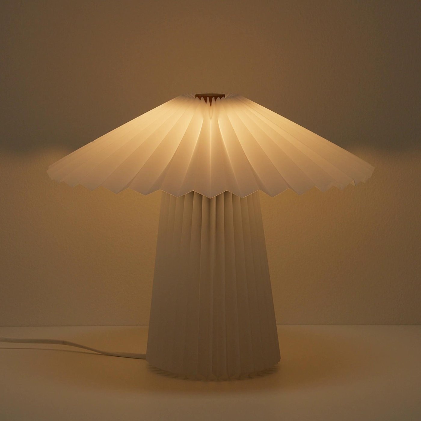 KUDDLAVA table lamp, pleated white, 11