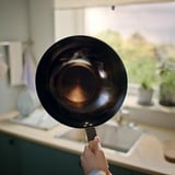 VARDAGEN Wok med lokk, glass/karbonstål bøk, 28 cm