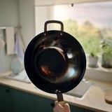 VARDAGEN Wok mit Deckel, Glas/Karbonstahl Buche, 32 cm