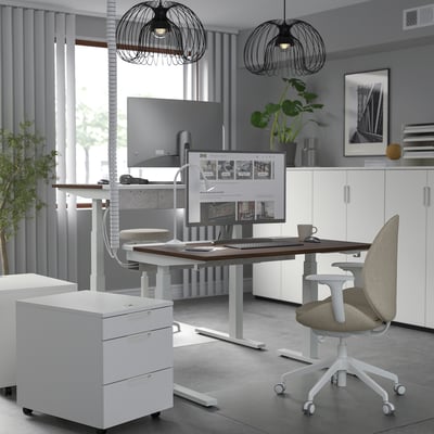 Modern clean workspace: MITTZON desk, grey. Two monitors, chair, drawers. White walls. Stylish, adjustable, efficient.