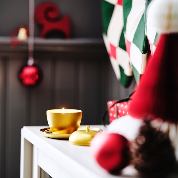 VINTERFINT Scented candle in metal tin, apple-shaped/Apple and cinnamon gold-colour, 24 hr