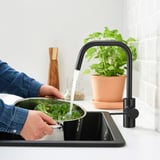 Spălarea broccoli în bucătărie, conservarea apei și a energiei.