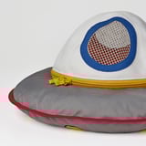 Jucărie navă spațială cu fereastră din plasă, fermoar galben, garnitură gri, roșie. Materiale reciclate de calitate, atingere moale.