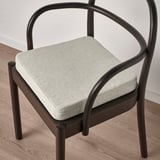 Scaun modern cu cadru întunecat, șezut căptușit ușor; spumă cu memorie pentru confort.