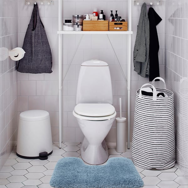 Covorașul albastru mic ALMTJÄRN, moale și absorbant, se potrivește perfect lângă toaletă într-o baie curată și minimalistă.