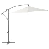 O umbrelă de terasă albă BAGGÖN cu sistem de manivelă, orificiu de aerisire și țesătură din poliester, care oferă protecție împotriva umbrei și a razelor UV.