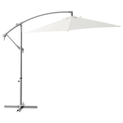 O umbrelă de terasă albă BAGGÖN cu sistem de manivelă, orificiu de aerisire și țesătură din poliester, care oferă protecție împotriva umbrei și a razelor UV.
