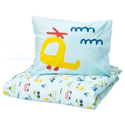 O pernă pentru copii BARNDRÖM în albastru cu un design galben de monstru și diverse imprimeuri de jucării. Este de formă pătrată, fabricată din bumbac 100%.