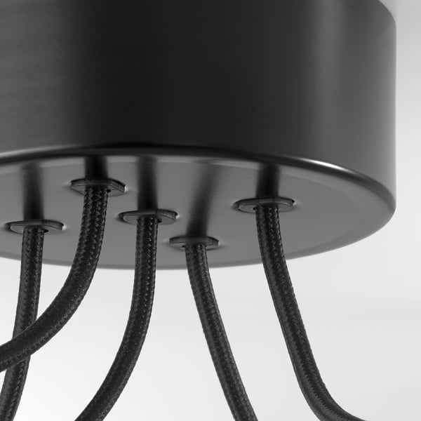 Lampă suspendată din metal negru cu abajur cilindric și fire de agățare reglabile.
