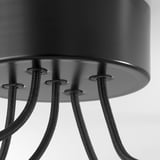 Lampă suspendată din metal negru cu abajur cilindric și fire de agățare reglabile.