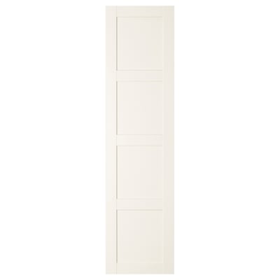 O ușă albă BERGSBO cu un design modern, pătrat cu patru panouri. Este o ușă albă clasică, cu balamale, cu un aspect elegant și curat.