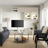 Living modern cu unitate de depozitare TV: tv, rafturi, iluminat și scaune. Gestionare integrată a cablurilor și rafturi reglabile.