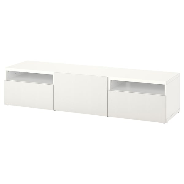 O bancă TV albă BESTÅ cu depozitare. Are un design elegant, modern, cu două rafturi deschise pentru cabluri și două sertare pentru accesorii.