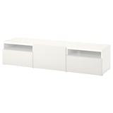 O bancă TV albă BESTÅ cu depozitare. Are un design elegant, modern, cu două rafturi deschise pentru cabluri și două sertare pentru accesorii.