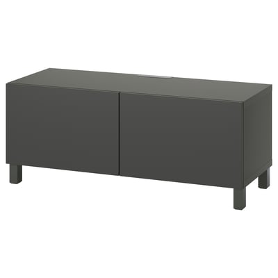 O bancă TV BESTÅ în gri închis cu două uși și design minimalist.