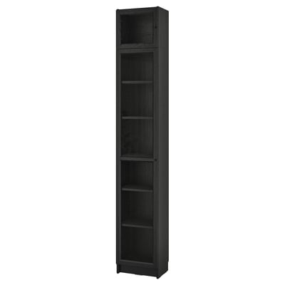 Bibliotecă BILLY înaltă și subțire în negru. Cinci rafturi deschise, perfecte pentru depozitare sau expunere a articolelor. Design modern cu textură de lemn.