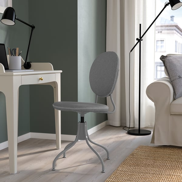 Configurare minimă a biroului de acasă: scaun BJÖRKBERGET, birou, laptop, lampă.