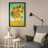 Pictură mare înrămată cu floarea-soarelui de Van Gogh deasupra scaunului gri confortabil. Luminează camera de zi modernă.