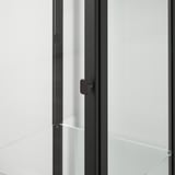 Prim-plan al mânerului ușii dulapurilor moderne din sticlă. Finisaj elegant, întunecat, cu panou din sticlă transparentă și margine metalică neagră.