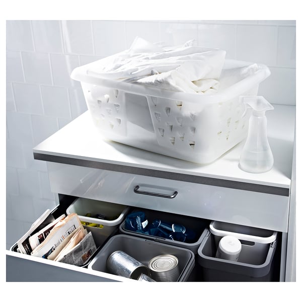 Sertar de depozitare din plastic alb cu diverse obiecte de uz casnic, organizate pe tip în compartimente.