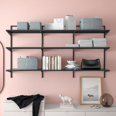 Rafturi moderne montate pe perete cu containere, cărți și obiecte decorative aranjate ordonat, evidențiind capacitățile de organizare și depozitare.