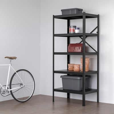 BROR: raftul metalic negru stă înalt lângă bicicleta albă; deține coșuri gri, cutie roșie, vaze de lut. Durabil, flexibil.