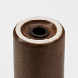 Recipient cilindric din gresie cu finisaj rustic, glazurat. Partea superioară are deschidere rotundă, probabil pentru turnarea conținutului.