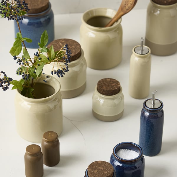 Containere BRUGDHAJ: gresie albastră și bej. Variați dimensiunile, depozitați condimentele. Unii țin flori, unul cu sare. Rustic, glazurat, blaturi din plută.