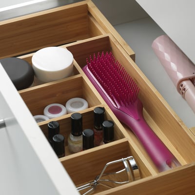 Organizator de sertare din bambus pentru cosmetice și lac de unghii. Lemn natural, compartimente vizibile.