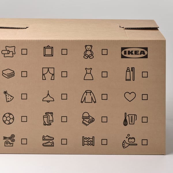 Cutie ikea din carton plat cu diverse pictograme și text, gata de mutare și depozitare.