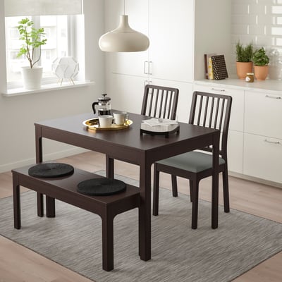 Set de sufragerie maro închis EKEDALEN; Include masă, două scaune, bancă. Compact, se potrivește bine în spații mici.