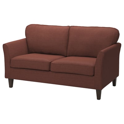 Loveseat din material textil roșu cu picioare din lemn închis la culoare, cu un design clasic cu linii netede.