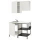 Bucătărie albă modernă, design elegant, include chiuvetă de blat, depozitare deschisă și închisă, accente negre.
