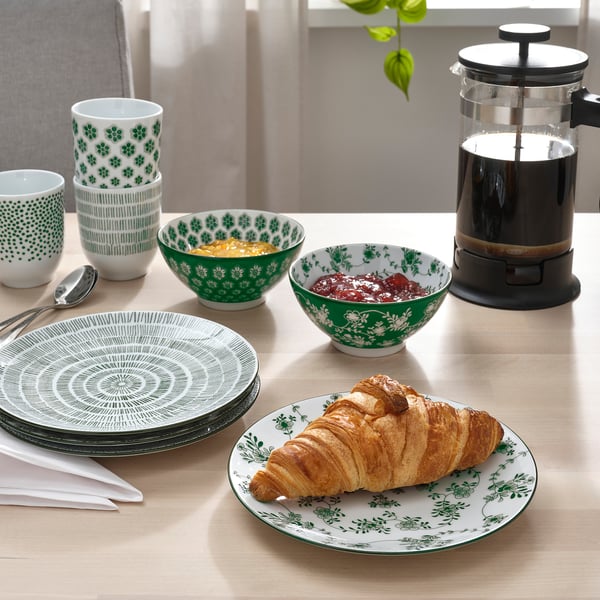 Set de masă cu veselă ENTUSIASM: farfurii, boluri, croissant, gem, căni și presă de cafea. Perfect pentru gustări și mese.