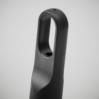 Un suport negru pentru prosoape de hârtie FAMILJ. Este înalt, cu o bază circulară, din plastic polipropilen, și are o buclă în partea de sus pentru transport.