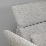 Canapea modernă cu tetiera reglabilă, țesătură tweed gri, linii curate.