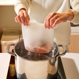Încălzirea alimentelor într-o pungă de silicon transparentă. Alternativă: încălzirea alimentelor într-o pungă de silicon reutilizabilă, transparentă.