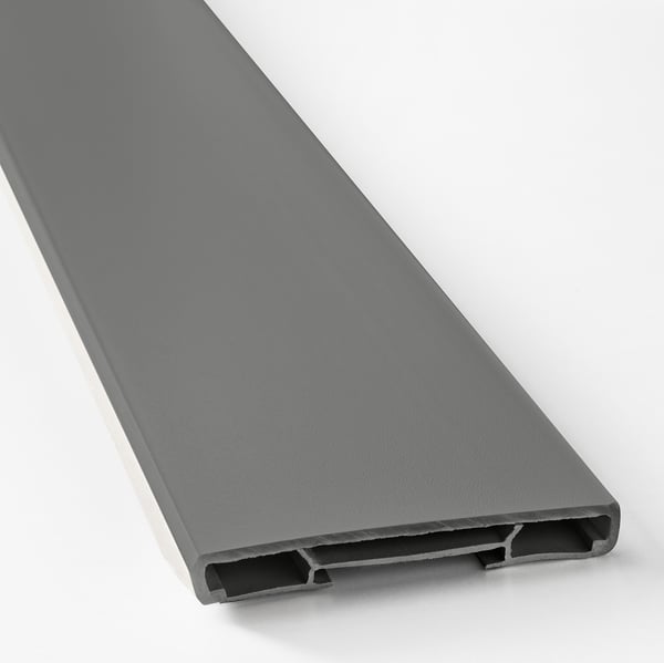 Imaginea arată un soclu de bucătărie cu design gri, elegant și modern, realizat pentru a acoperi golurile de podea sub dulapurile de bază.