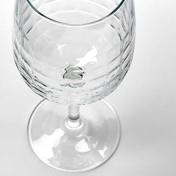 Pahar transparent cu modele texturate detaliate, elegant conceput pentru vin sau cocktailuri.