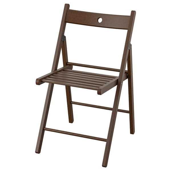 Un scaun pliabil din lemn maro IKEA FRÖSVI, cu șezut și spătar cu șipci.