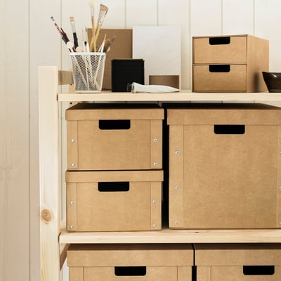 Cutii GÄRDESGÅRD din carton maro. Stivuit îngrijit, potrivindu-se cu diferite dimensiuni. Ideal pentru depozitare, cu mânere și un design curat.