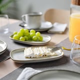 Set de farfurii și cani GLADELIG, glazură nisipoasă, gresie, forme clasice simple, design unic, înconjurat de struguri, brânză și suc de portocale.