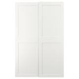 Această imagine uși albe de dulap glisante GRIMO. Au un design curat, modern, cu rame îndrăznețe și margini teșite, oferind un aspect minimalist.