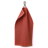 Un prosop roșu numit GULVIAL atârnă de un cârlig. Fabricat din bumbac 100%, este moale, absorbant și pufos. Prosopul este dreptunghiular și are o textură terry.