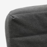 Colț de canapea tapițat gri cu țesătură netedă, prezentând un design modern și curat.