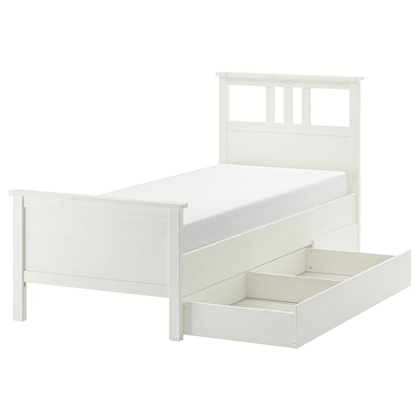 Pat alb HEMNES cu tăblie, picior și sertare de depozitare sub pat.