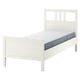 Pat din lemn alb HEMNES: simplu, solid, practic, cu laturi reglabile.