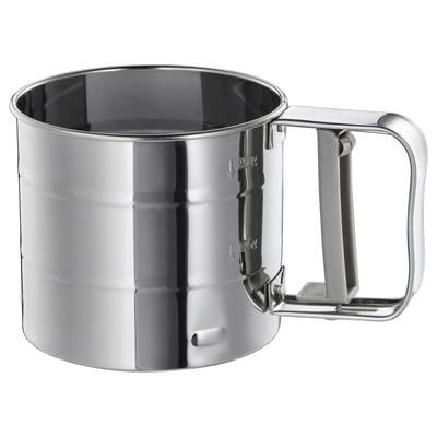 Sită de făină din oțel inoxidabil, argintiu, rotund, mâner în dreapta. Suprafață netedă, marcaj de 250 g vizibil.