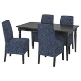 Un set de sufragerie INGATORP cu o masă neagră și patru scaune albastre cu modele florale.